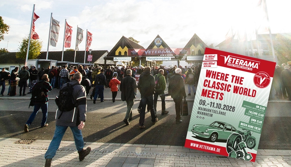Menschenmenge vor dem Haupteingang der Veterama-Messe; rechts ein Plakat mit dem Schriftzug ‚Where the classic world meets‘ und Termindaten.